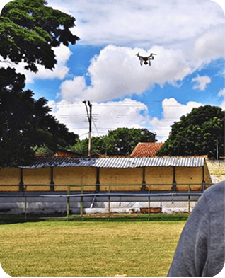 Voo de drone sobre o campo da escola