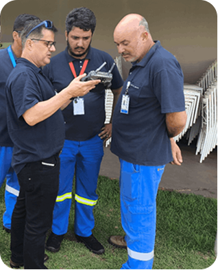 Alunos em prática de campo com o instrutor