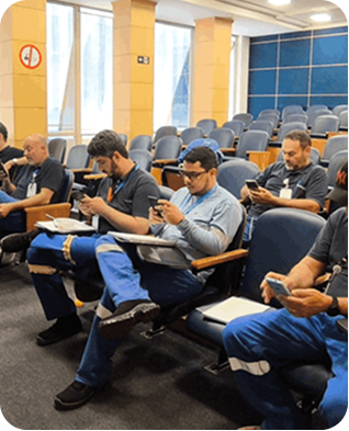 Turma em aula teórica no auditório
