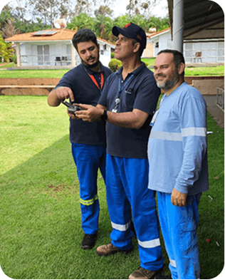 Alunos operando o controle em treinamento outdoor